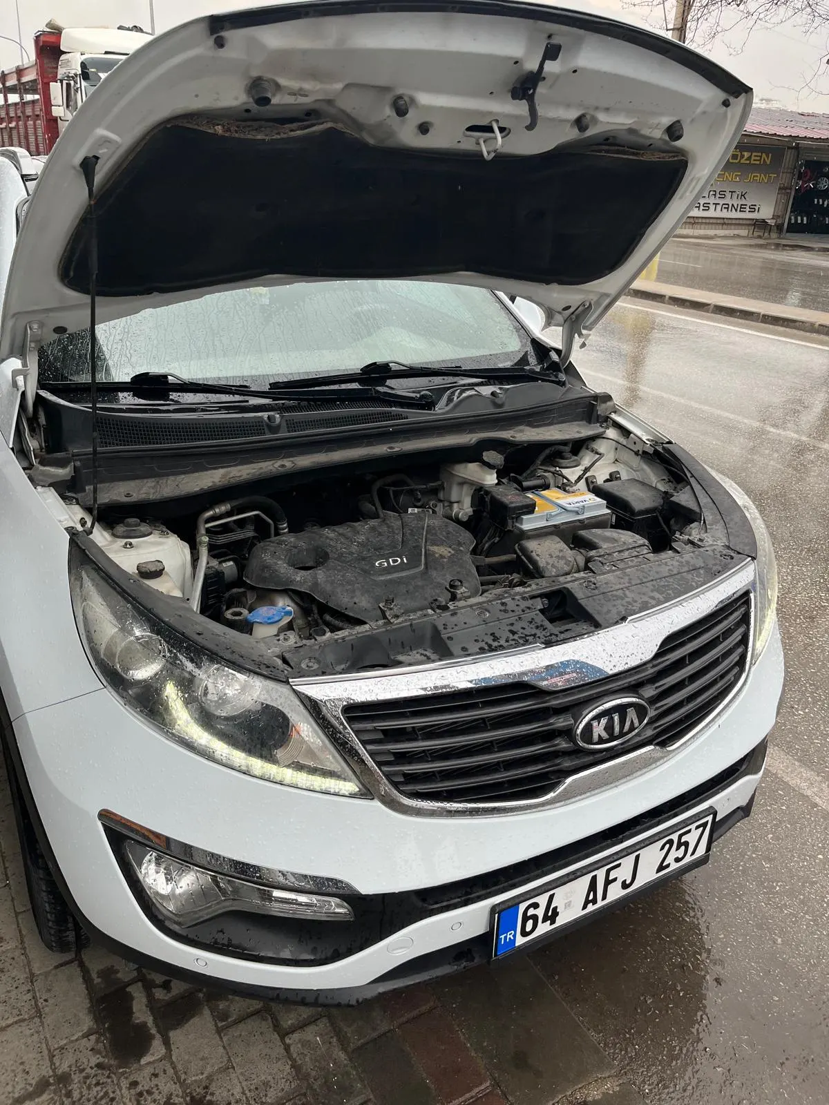 Energizer ve Varta akülerin bulunduğu raf