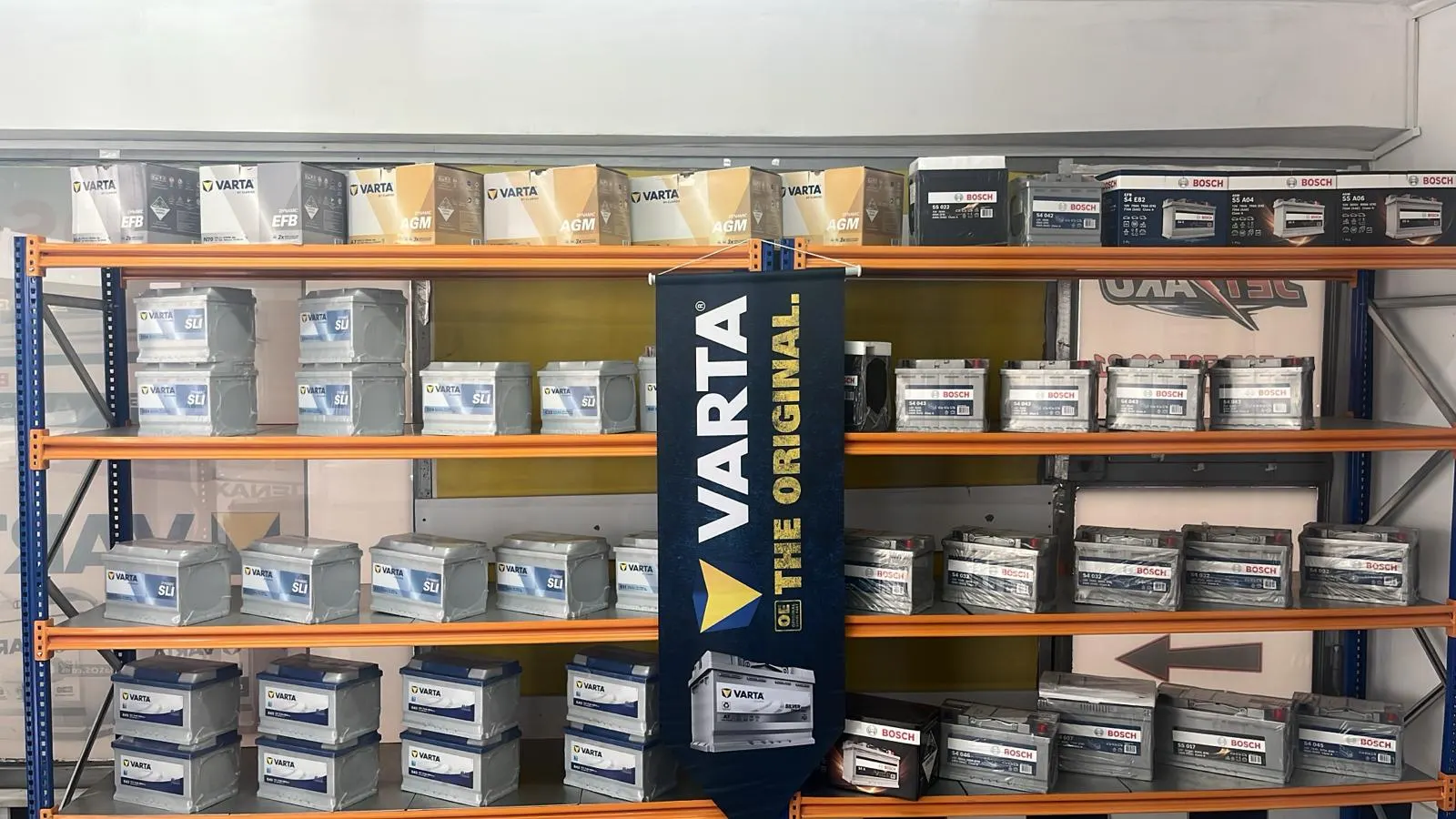 Varta ve Bosch akülerin bulunduğu raf